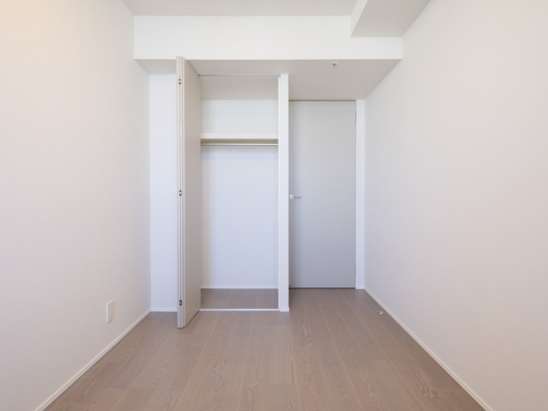 各洋室にクローゼットを造作いたしました。お洋服や趣味グッズなど収納できるようになっております。お部屋の色味と合わせているため、統一感を感じられます。お洋服のお色を確認しやすいホワイト基調となってます。