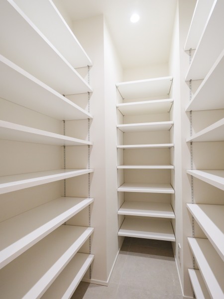 玄関にはシューズインクローゼットが備え付けです。収納するものによって高さが調整できる可動棚が便利となっております。大容量サイズのため、玄関を広くお使いいただけます。