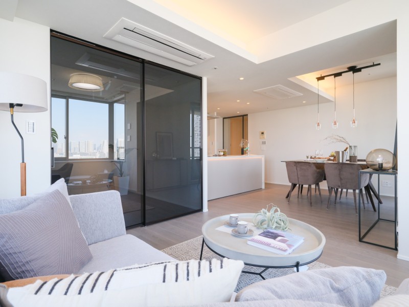 温もりを感じるフローリングやホワイトで統一された壁紙が、やわらかい雰囲気を演出してくれます。素朴さと、どんなインテリアも受け止める柔軟性が魅力です。