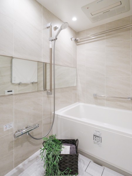 淡く優しい色調のバスルームはやすらぎの時間へと誘ってくれるような空間となっております。日々の疲れや都会の喧騒を離れて、一人でのんびりしたい時にぴったりです。