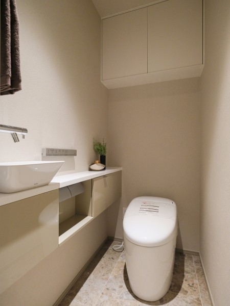 手洗い場付きのレストルームには、スタイリッシュなタンクレストイレを備え付けました。吊戸棚にはトイレットペーパーや掃除用具を収納することができます。