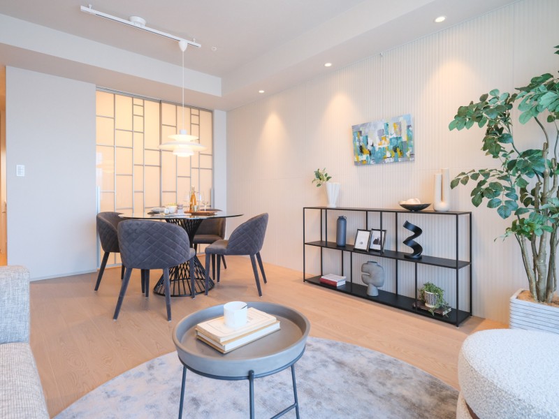 LDの壁には高級感と上品さが感じられるタイルを設置しました。こだわった素材や意匠を纏い、柔らかく、美しく創りあげました。