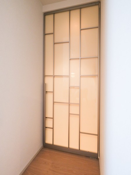 LDKの扉には、極限まで無駄を削ぎ落としたシャープなデザインと、光を取り込み開放感を生み出す高いデザイン性が魅力のRaikiの扉を採用いたしました。ラグジュアリーな透け感で気持ちを高揚させてくれます。