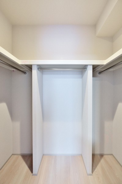 洋室1にはハンガーパイプに枕棚を設置した、大容量のウォークインクローゼットを備え付けました。かさばりがちなアウターから、アウトドア用品、シーズンオフの家電などもたっぷりと収納できます。