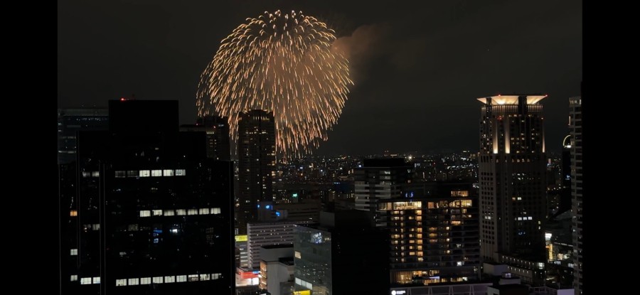 夏には大阪の夏のシンボルである、淀川花火大会をご自宅から間近で楽しむことができます。夏の夜空を彩る大迫力の花火を堪能できます。(天候による、2025年10月18日撮影)