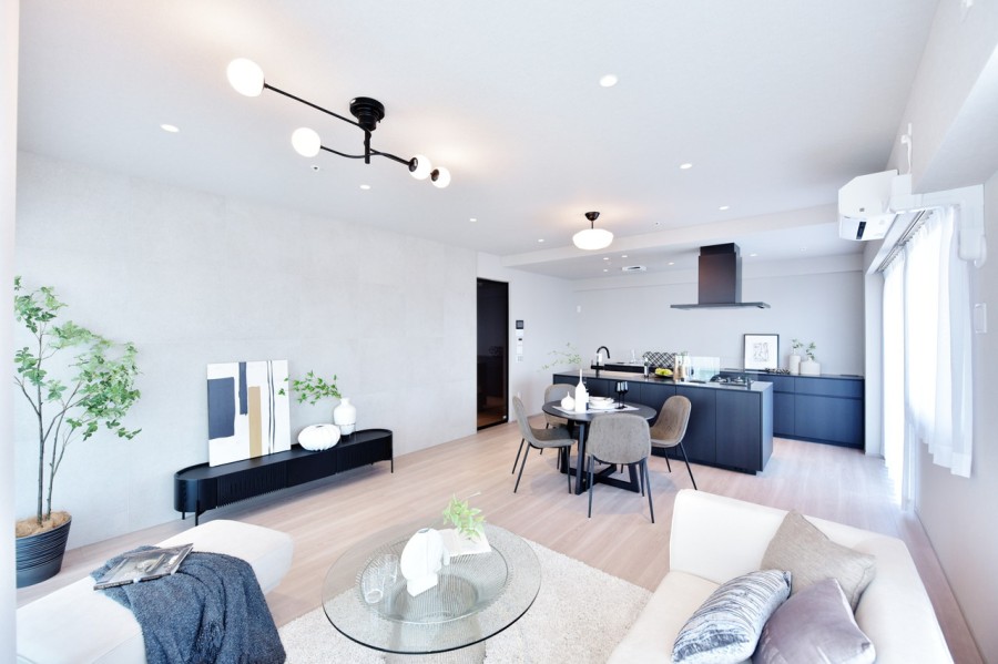 二面採光で明るく開放的なLDK約21.8帖です。シンプルながらも洗練された都会的な雰囲気を演出するタイル張りの壁や色使いで、生活感を軽減させながらもくつろげる空間に仕上げました。