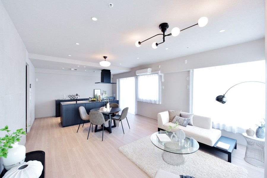 37階部分の北西角住戸で、全ての居室がバルコニーに面した陽当たり・眺望良好なお部屋です。夏には淀川花火大会がリビングの特等席から鑑賞可能です。床暖房完備で冬も快適にくつろげます。