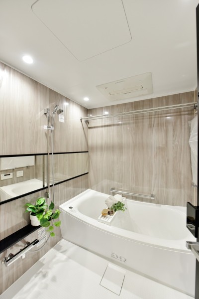 浴室は1618サイズを採用しました。体を包み込むような入浴感が日々の疲れを癒やし、リラックスした時間を楽しめるバスルームです。浴室暖房乾燥機完備で衣類の乾燥や暖房運転など一年を通して快適にご使用頂けます。