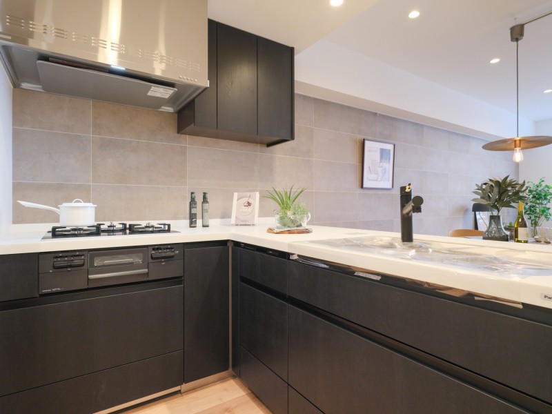 作業スペースにもゆとりがあり、収納豊富で使い勝手が良いL字型システムキッチンを新規設置しています。家事時短に役立つ食器洗い機を搭載し、デザイン性と機能性を兼ね備えた仕上がりです。