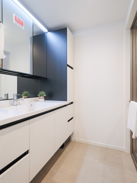 洗面室にはゆとりがあり、大きな三面鏡付きの洗面化粧台を新規設置しています。リネン類を保管するのにも便利な豊富な収納あり。朝の身支度を整える時間も、入浴後の時間をも快適に彩る快適な空間です。