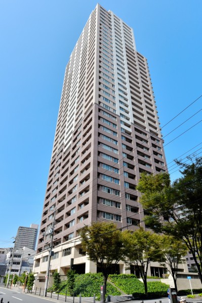 近鉄、大阪市営地下鉄、JRへアクセス可能で、通勤・通学等便利な立地です。総戸数270戸、オール電化、ペット飼育可能です。ホテルライクな内廊下設計です。3重セキュリティ採用でセキュリティも安心です。