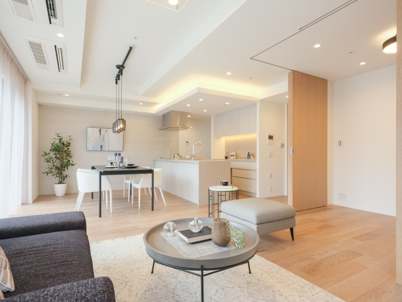 壁には模様の美しいタイルを採用し、空間に落ち着きをもたらしました。壁を傷つける心配なく、アートやグリーンを楽しめるピクチャーレールも設置いたしました。