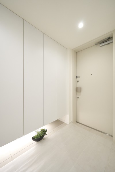 気品溢れる玄関には、大容量のシューズボックスを備え付けています。シューズもすっきり保管することができ、足元スペースにもゆとりがあるためキャリーバッグやベビーカーなどの移動も快適に叶います。