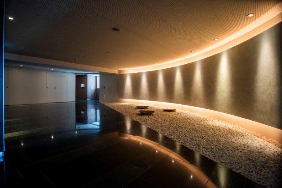 まるで美術館のような落ち着いた空間を演出するエントランスロビーです。堂々たる趣の中に居心地の良さも感じさせる空間は、都市の喧騒を遠ざけ、緊張を脱がせ、気持ちを仕立て直せるコモンスペースです。