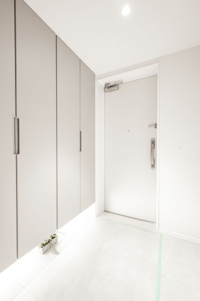 玄関はフットライトが足元をやさしく照らし、白を基調とした明るい空間に演出します。シューズボックスは収納力があり、靴をきれいに保管できます。