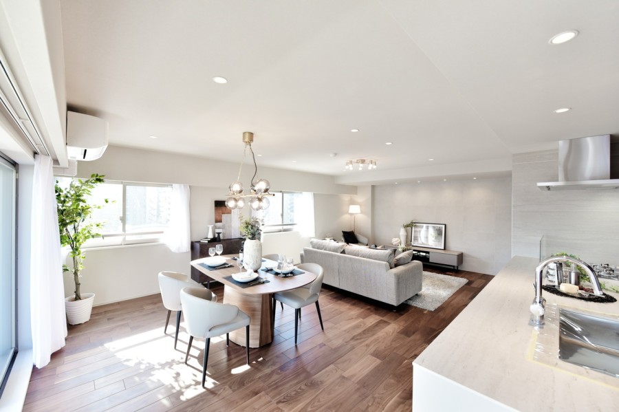 南と東の二面採光で優しい風と光が満ちるくつろぎのLDKです。約27.4帖のゆったりとした広さ、落ち着きのある内装なので、家族や友人を招いて気兼ねなく語り合える居心地の良い空間です。