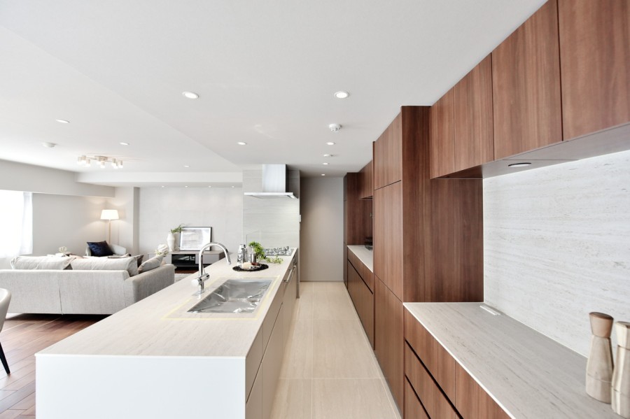 キッチン背面にはキッチンと同じ田中工藝製のカップボードを備え付けました。食器やカトラリーはもちろん、調理家電やストックなどもすっきりと収納できるため、いつもきれいな空間を保てます。