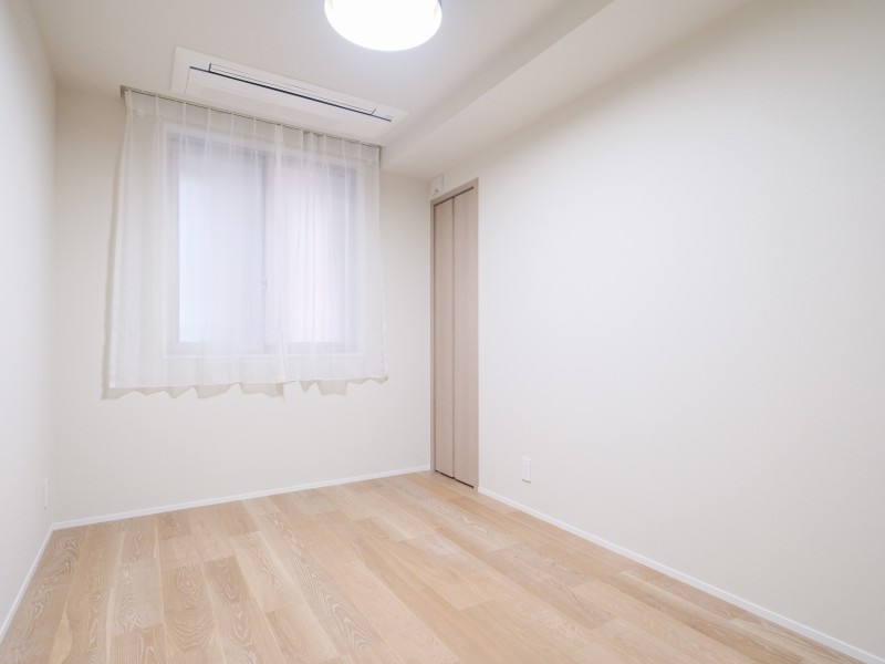 洋室3は約4.8帖の広さがあります。テレワークや読書など落ち着いた時間を過ごすのにもぴったりなお部屋となっております。