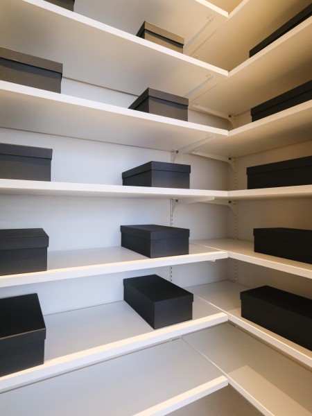 玄関には大容量のシューズインクローゼットを造作しました。可動式の棚になっているため、シューズの高さに合わせて調整ができます。雨具やアウトドアグッズなども収納可能です。