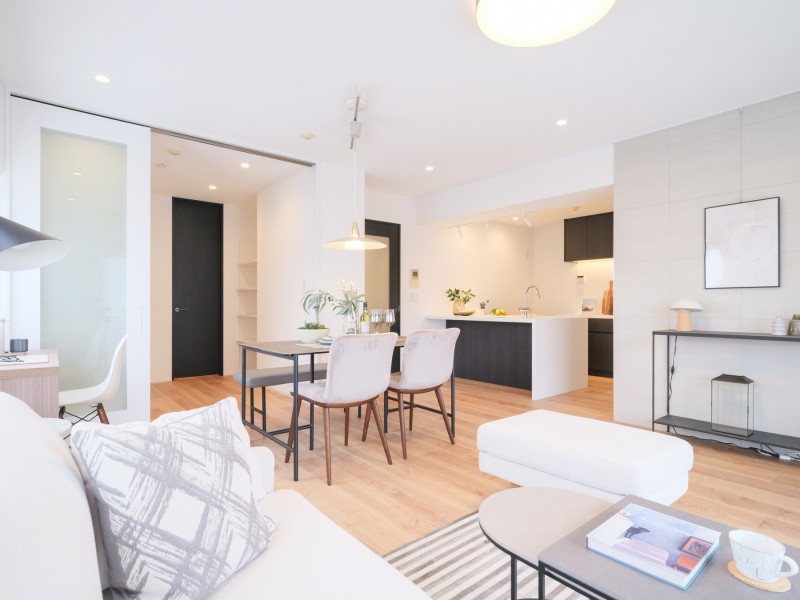 上質なフローリングが温もりを添え、石調タイルが気品ある空間を演出します。ピクチャーレールを設置したのでお気に入りのアートやグリーンを飾りインテリアを楽しめます。