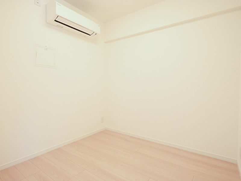 サービスルーム(納戸)にはクローゼットが備わっています。居室に収納することができなかった衣類やオフシーズン大型家電なども収納いただけます。