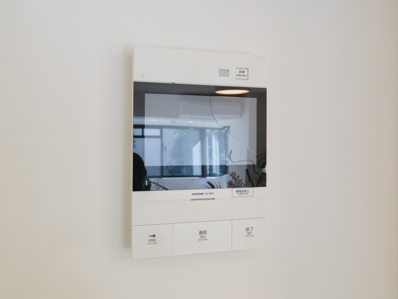 ◆TVモニター付インターホン◆訪ねてきた相手をモニター越しに確認でき、防犯対策に役立ちます。インターホン越しに話をすることが可能です。