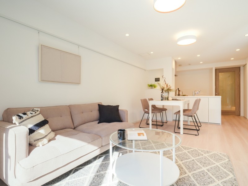 LDにはピクチャーレールを設置し、お好きな絵画やご家族のお写真、ドライフラワーなどを飾ることができます。建具がお部屋のクロスやフロアー材と調和し、上品な印象となっております。