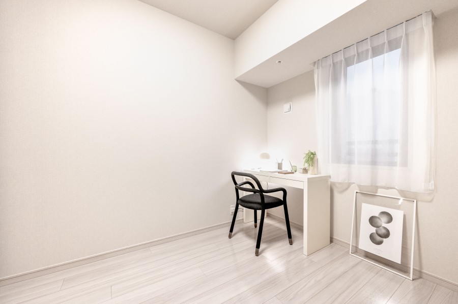 洋室1は約5.6帖のお部屋です。備え付けのウォークインクローゼットに衣類やオフシーズン家電等を収納できるため、居室部分を広々とお使いいただけます。