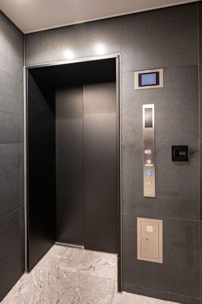 エレベーターが完備されており、上階に住んでいてもマンション内の移動が快適です。黒を基調としており、格式高い印象となっております。