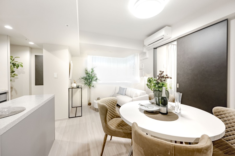 明るさと重厚感が同居した住空間です。意匠を巡らせ、住まう方が快適な暮らしを送っていただけるよう上質な素材を採り入れた品格のあるお部屋です。