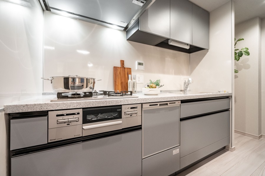 明るく機能性の高いキッチンです。ヴィンテージ感のある質感も魅力のデザインです。吊戸棚と足元に収納があり、食器や調味料を収納することができます。