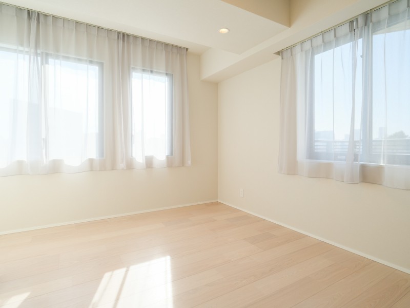 二面採光で陽当たり良好、約6.7帖の洋室1です。過ぎゆく時間をのびやかに感じ、穏やかな空間が広がります。