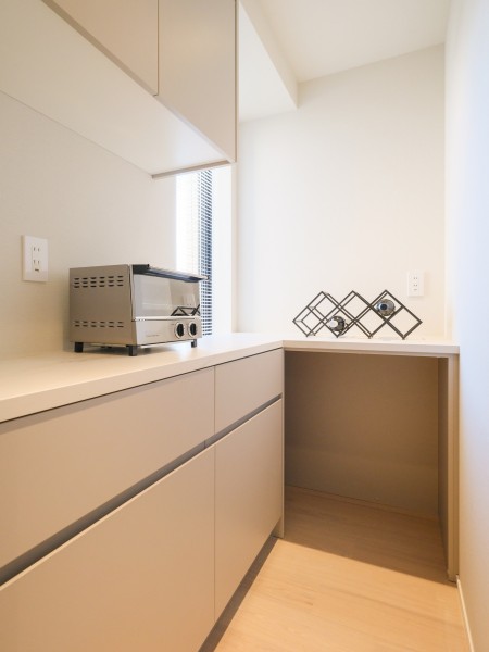 キッチンの背面にはお揃いのデザインのカップボードを設置いたしました。調味料や食器の収納に役立ち、カウンター部分には調理家電やワインなどを置くこともできます。