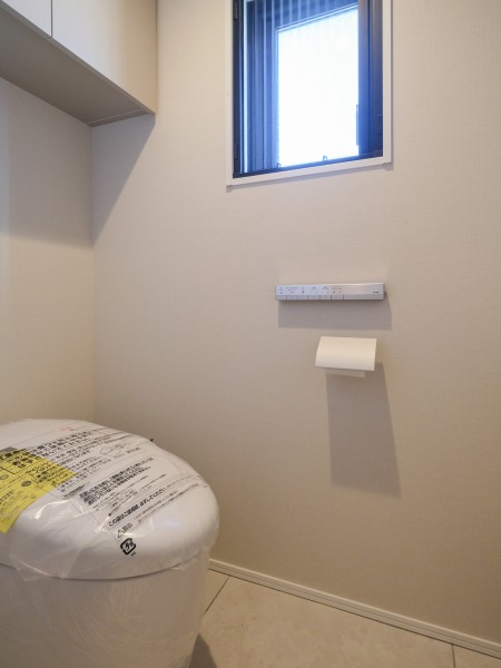 タンクレストイレやスティックリモコンでスタイリッシュな雰囲気を演出したレストルームです。毎日使う場所だからこそ、清潔感と使いやすさの細部にまでこだわった空間です。