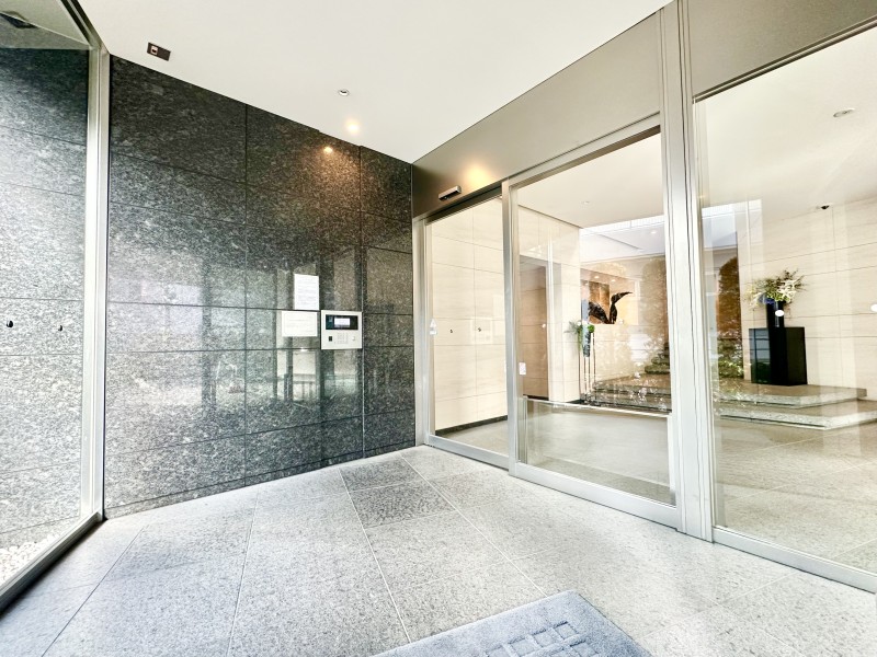 セキュリティ面が充実した設備環境で、オートロック・宅配ボックスを完備しております。清掃が行き届いた共用部の様子から管理体制の良さが伺えます。