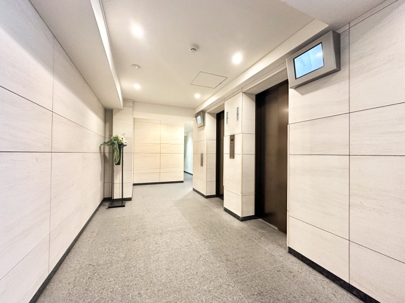 共用部にはエレベーターが二基完備されているので、マンション内の移動も快適です。共用部は清潔に保たれ、住まう方が気持ち良く暮らせるよう管理が行き届いています。