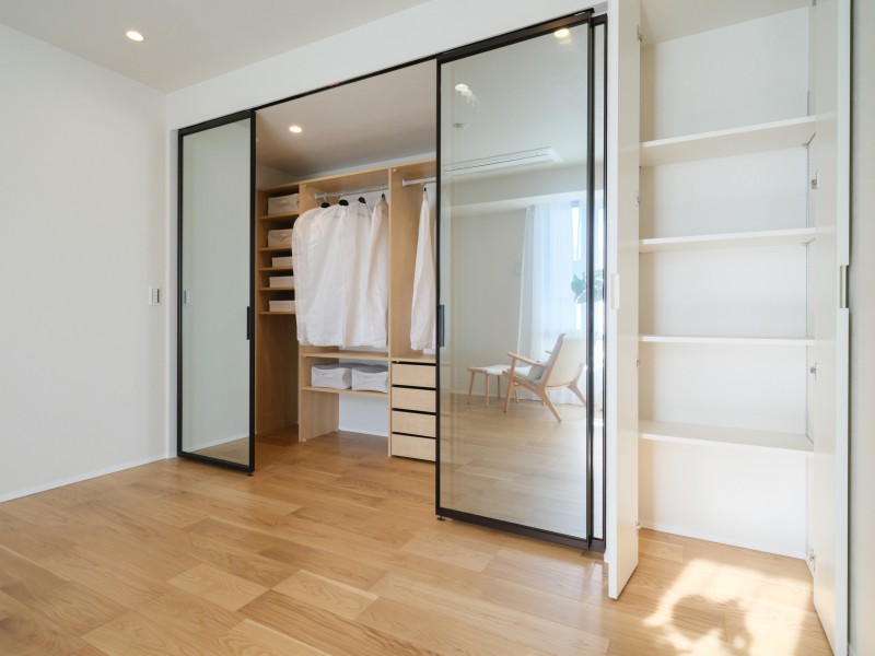 洋室1には衣類の収納に便利な大型ウォークインに加えて、インテリアとしても楽しめる収納棚を備え付けました。お手持ちの衣服や小物などをたっぷり収納できそうです。
