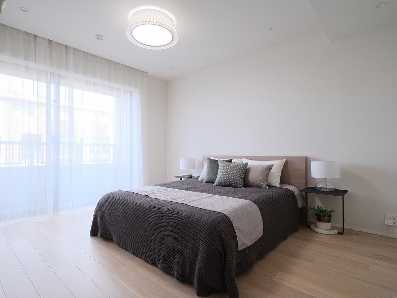 洋室1は約10.2帖の広さがあり、主寝室にぴったりな居室です。過ぎゆく時間をのびやかに感じ、プライべート時間を満喫できるお部屋となっております。