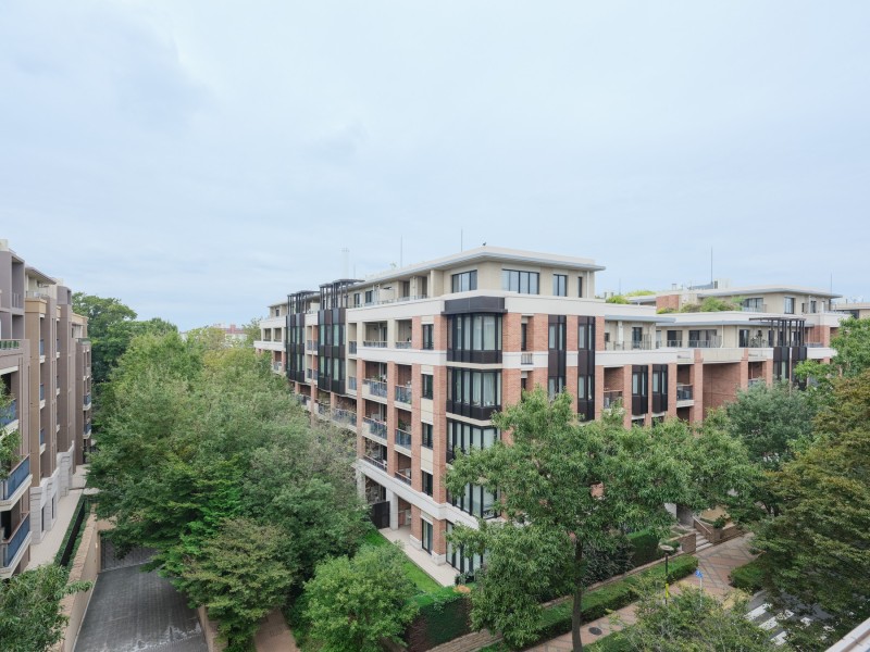 季節の移り変わりを感じることができる空と植栽の緑を感じることができる眺望です。お部屋にいながら緑を楽しむことができ、心安らぐ時間を過ごすことができます。