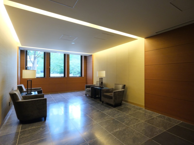 お手入れが行き届いた綺麗な共用部が、安らぎに満ちた暮らしへ誘います。高級感のあるソファに座りながらご近所の方と談笑時間を充実させることができます。