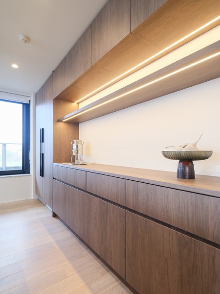 キッチンの背面にはお揃いのデザインのカップボードを設置いたしました。調味料や食器の収納に役立ち、カウンター部分には調理家電やワインなどを置くこともできます。