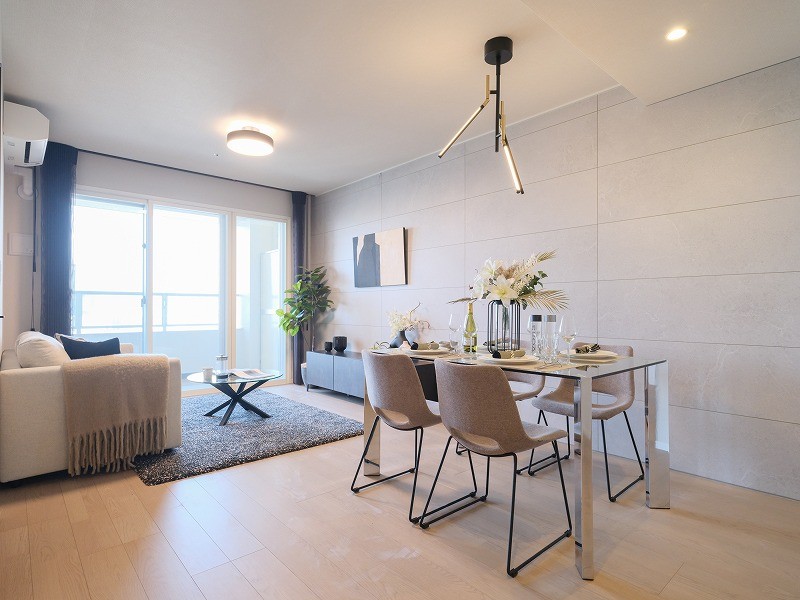 大きな窓から明るい自然光が降り注ぎ、彩り豊かな暮らしを演出します。柔らかな表情を生むフローリング素材を採用し、心地よい時間を紡ぎ出す居住空間です。