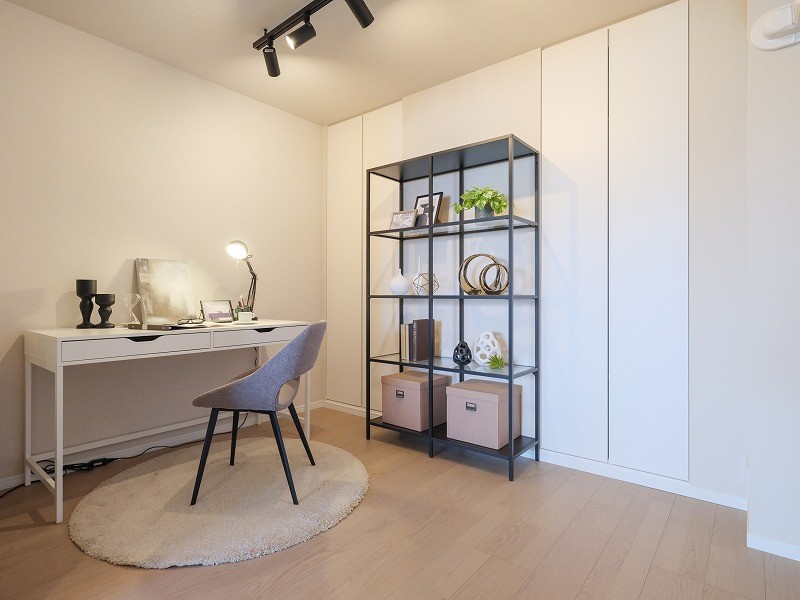 洋室2は約4.5帖の広さがあります。住まう方の趣味や感性で飾っていただけるように、シンプルな内装で仕上げました。お好きなインテリアを配置し、理想のお部屋作りを楽しむことができます。