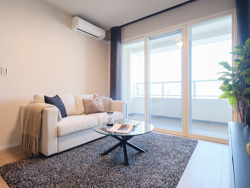 約16.0帖のLDKは、多種多様なライフスタイルに寄り添ったしつらえにリノベーションし、アップデートしたお部屋です。こだわった素材や意匠を纏い、柔らかく、美しく創りあげました。