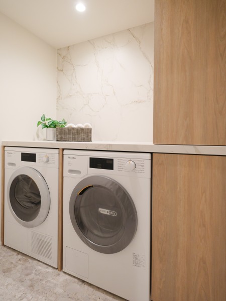 洗面室にはMiele(ミーレ)製の洗濯機と乾燥機を設置いたしました。衣類や素材のダメージを防いだり、素材に応じて優しくケアしながら洗い、乾かすドイツ式のお洗濯を実現できます。お洗濯が楽しくなりますね。