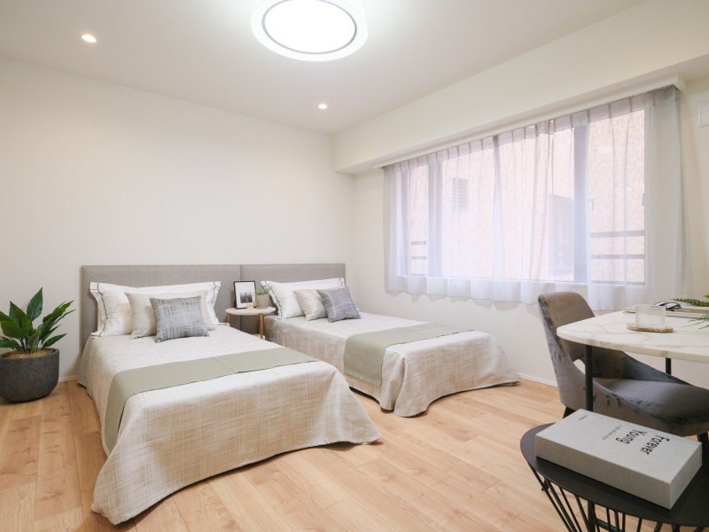 洋室1は約8.3帖の広さがあり、凹凸が少ないお部屋なので大きなベッドも配置しやすく主寝室にぴったりです。お好きなインテリアを設置して、理想のお部屋作りをすることができます。