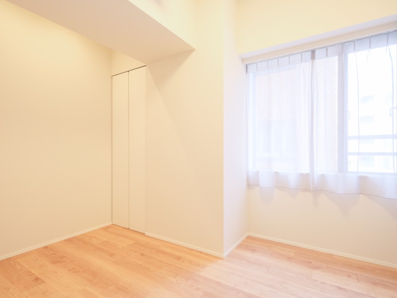 洋室2は約4.0帖の広さのお部屋です。住まう方の趣味や感性で飾っていただけるように、シンプルな内装に仕上げました。