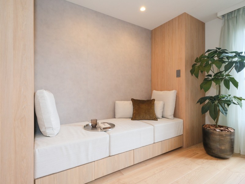 LDには造作ソファを設置いたしました。居室の内装と調和したナチュラルテイストとなっております。下部に引き出し収納があり、収納スペースとしても活躍します。