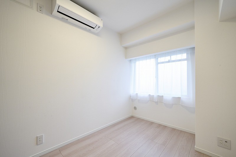 洋室2約4.4帖の広さのお部屋となっております。窓から明るい自然光が注がれます。のびやかな空間の中で、ほっと一息つけるやすらぎの時間が流れる空間です。