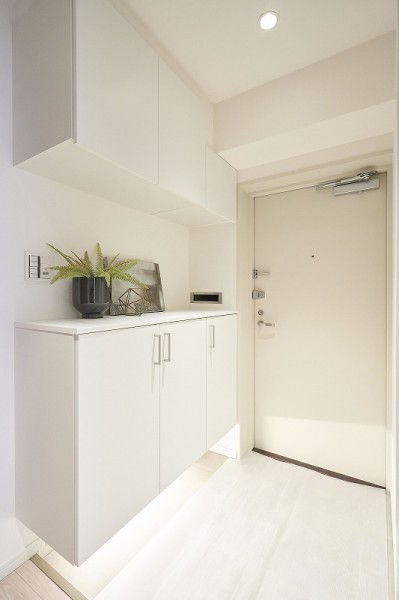 フットライトからのびる光が足元を優しく包み込む気品溢れる玄関です。カウンター部分には季節のインテリアを飾り、四季の移ろいを感じるのも良いですね。